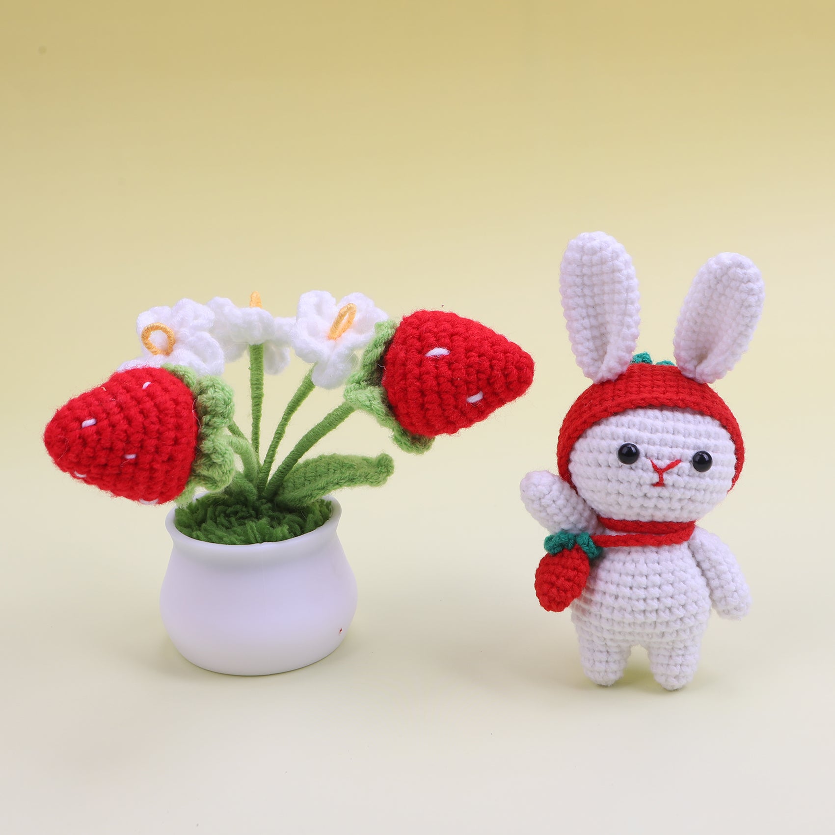 Strawberry rabbit + plant pot